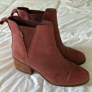 Tom’s Evelyn heeled boot